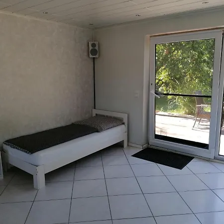 Prázdninový dům Stein, Monteurwohnung, Sehr Gross, 4 Einzelzimmer, Doppelzimmer, Uebernachtung Bis Zu 8 Personen Moeglich *